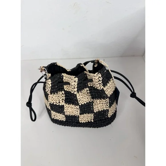 Universal Thread Straw Checker Drawstring Crossbody Bag Black Natural NWT - Picture 3 of 10